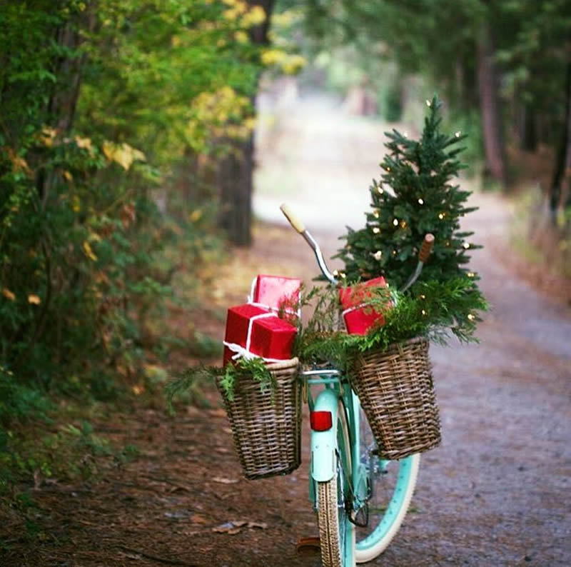 Image de Noël avec un vélo portant un arbre de Noël et des cadeaux