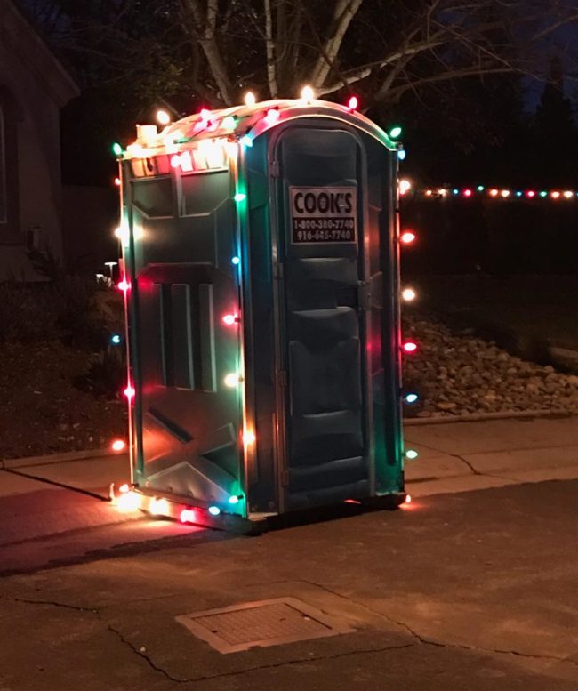 Une sanitaires de chantier éclairée par des lumières de Noël colorées, c'est Noël pour tout le monde