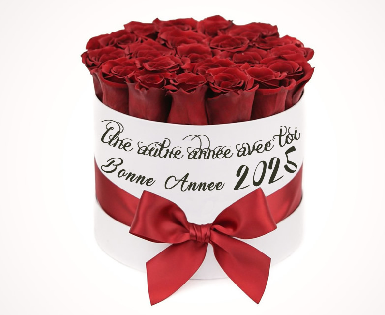 Image avec un bouquet de belles roses rouges dans un récipient avec un arc et écrit Une autre année avec vous. Joyeux 2025.