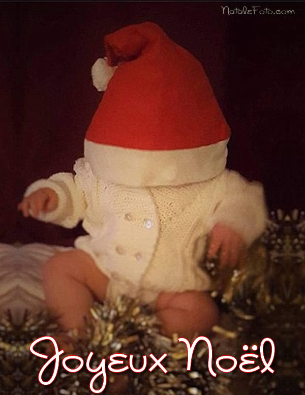 
photo drôle avec un enfant portant un grand chapeau de père Noël qui couvre toute sa tête