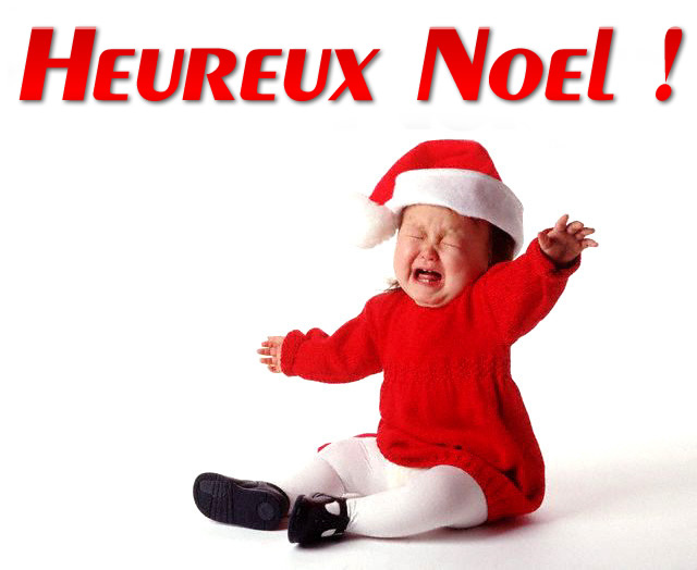 Une fille qui pleure désespérément, en costume de père Noël. Pour vous souhaiter un très joyeux Noël